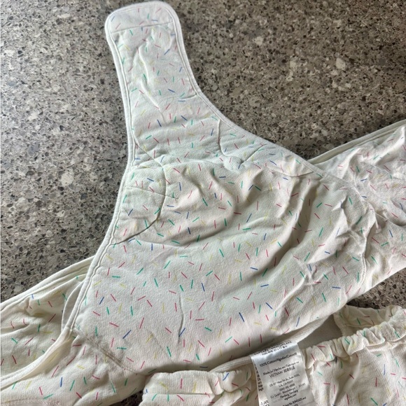 Ergobaby Swaddle Wrap, Original Swaddler, Cupcake - Swacupcake - Picture 7 of 16